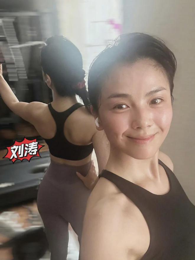 女明星健身裤突出_明星穿的健身裤品牌_女明星穿健身装