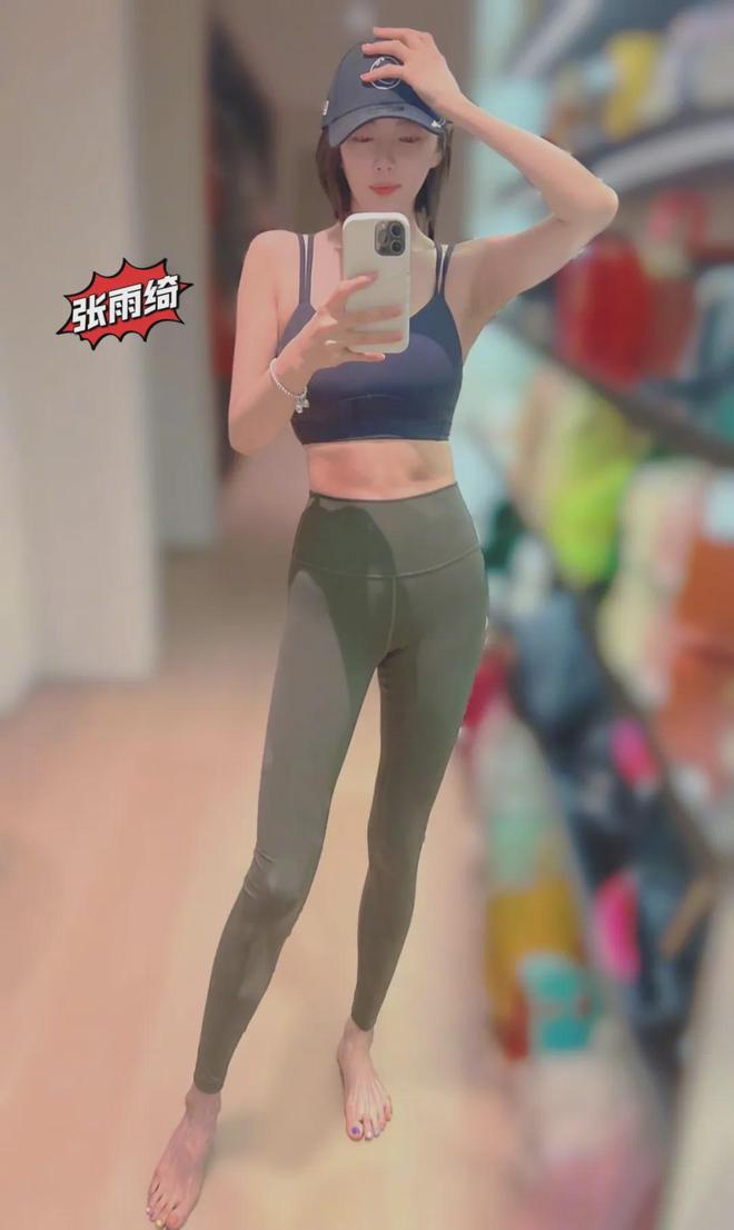女明星健身裤突出_明星穿的健身裤品牌_女明星穿健身装