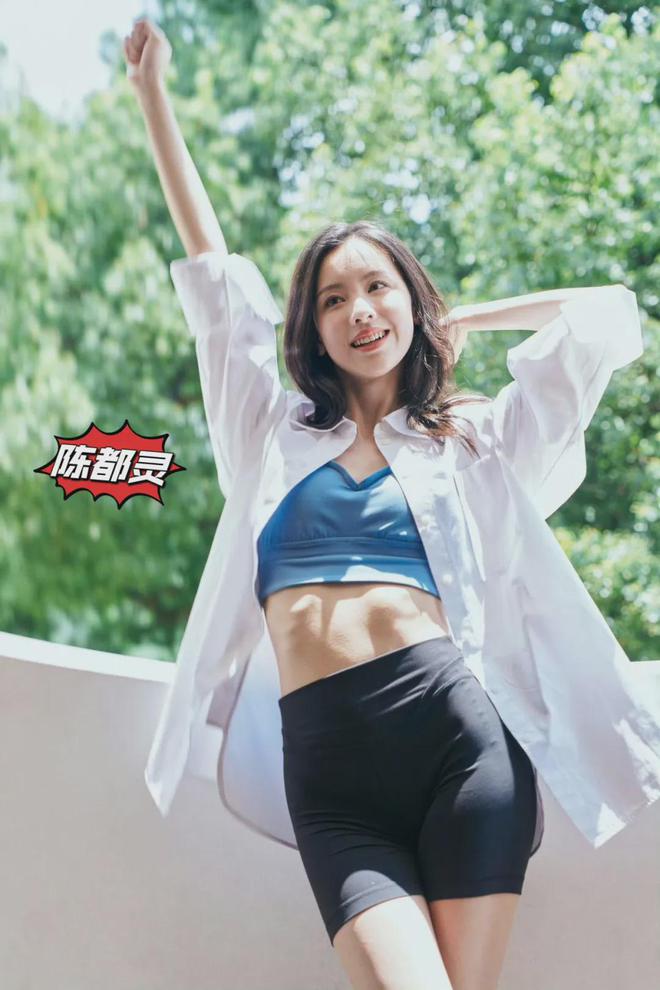 女明星健身裤突出_女明星穿健身装_明星穿的健身裤品牌