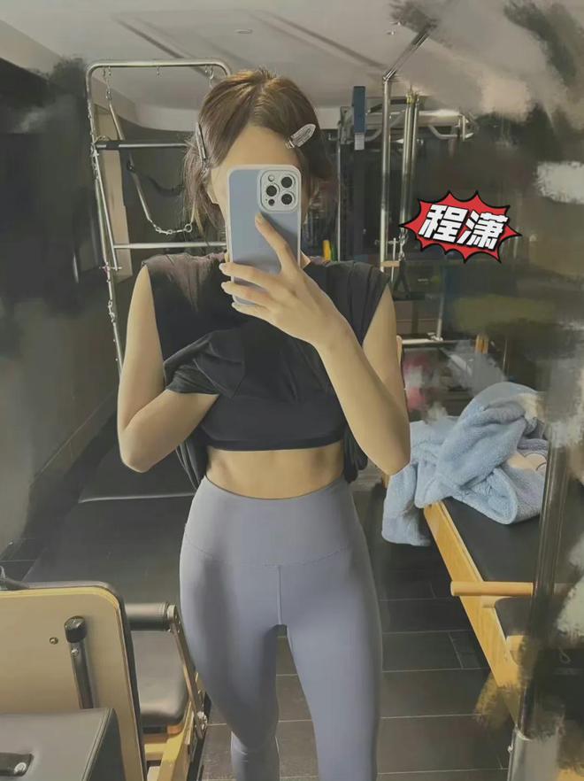 女明星健身裤突出_女明星穿健身装_明星穿的健身裤品牌