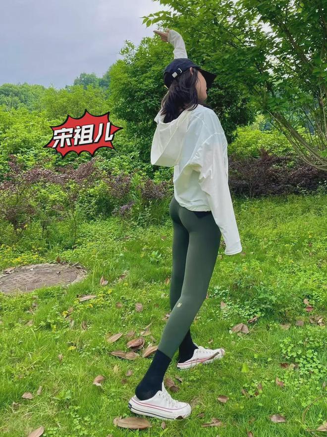 女明星穿健身装_明星穿的健身裤品牌_女明星健身裤突出