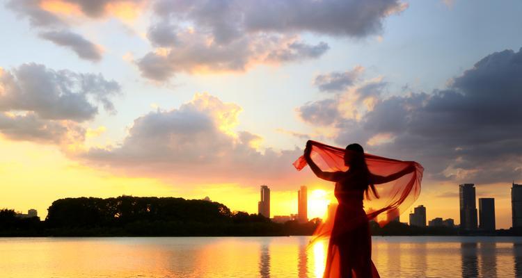 夕阳美女游泳换气技巧教学（细致讲解如何在夕阳下游泳时正确换气）