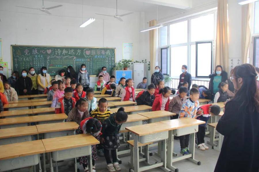 小学生礼仪广播体操_小学生礼仪操口号_小学生礼貌体操