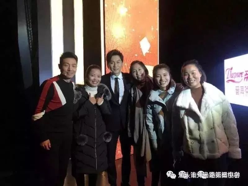 王丽坤素颜游泳照_海清游泳冠军照_李照雄和许海清