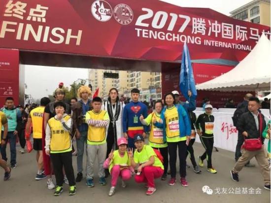 腾中马拉松_马拉松奔中什么意思_北京马拉松雾霾中开跑