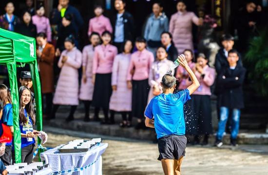 北京马拉松雾霾中开跑_马拉松奔中什么意思_腾中马拉松