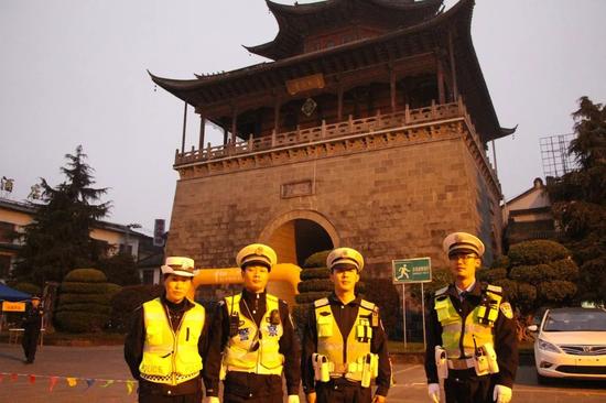 北京马拉松雾霾中开跑_腾中马拉松_马拉松奔中什么意思