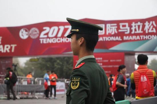 北京马拉松雾霾中开跑_马拉松奔中什么意思_腾中马拉松