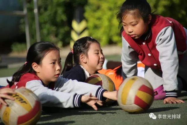 篮球比赛 小学生扣篮规则_篮球扣篮规则比赛小学生怎么写_小学生篮球扣篮技巧