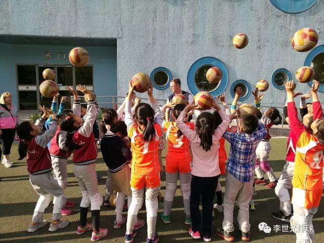 篮球扣篮规则比赛小学生怎么写_篮球比赛 小学生扣篮规则_小学生篮球扣篮技巧
