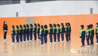 篮球直线运球的动作要领_篮球直线运球微课视频_篮球慢速直线运球技巧教案