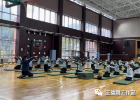 篮球直线运球微课视频_篮球直线运球的动作要领_篮球慢速直线运球技巧教案