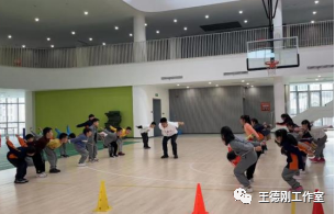 篮球慢速直线运球技巧教案_篮球直线运球微课视频_篮球直线运球的动作要领