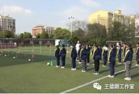 篮球直线运球的动作要领_篮球直线运球微课视频_篮球慢速直线运球技巧教案