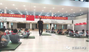 篮球直线运球微课视频_篮球慢速直线运球技巧教案_篮球直线运球的动作要领