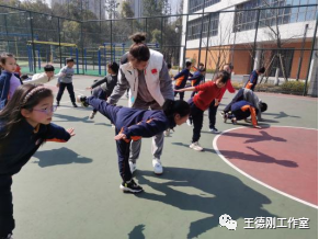 篮球直线运球微课视频_篮球慢速直线运球技巧教案_篮球直线运球的动作要领