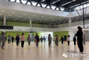 篮球直线运球的动作要领_篮球慢速直线运球技巧教案_篮球直线运球微课视频