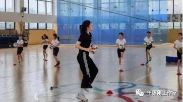 篮球直线运球微课视频_篮球直线运球的动作要领_篮球慢速直线运球技巧教案