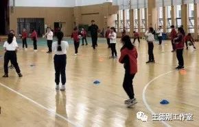 篮球慢速直线运球技巧教案_篮球直线运球的动作要领_篮球直线运球微课视频