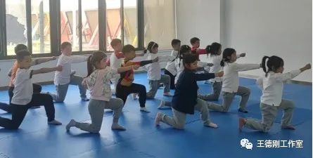 篮球直线运球的动作要领_篮球慢速直线运球技巧教案_篮球直线运球微课视频