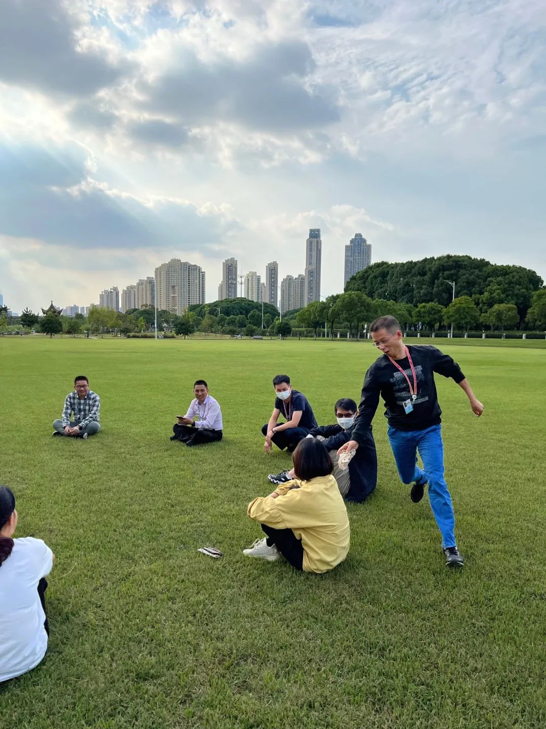 足球用手扔的是什么球_足球丢球_足球丢手绢游戏规则