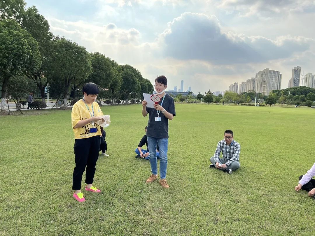 足球丢手绢游戏规则_足球丢球_足球用手扔的是什么球