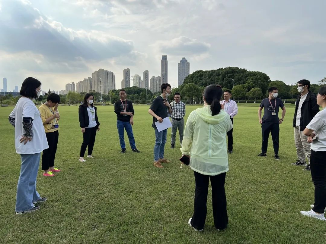 足球丢手绢游戏规则_足球用手扔的是什么球_足球丢球