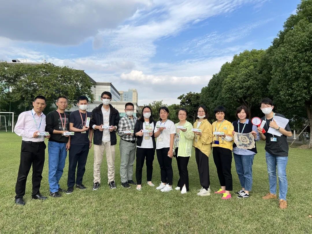 足球用手扔的是什么球_足球丢手绢游戏规则_足球丢球
