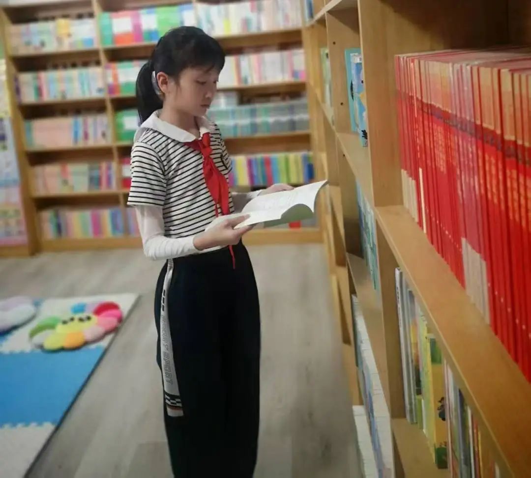 篮球怎么握住_如何学会紧握篮球技术技巧_篮球紧握技巧学会技术视频教程