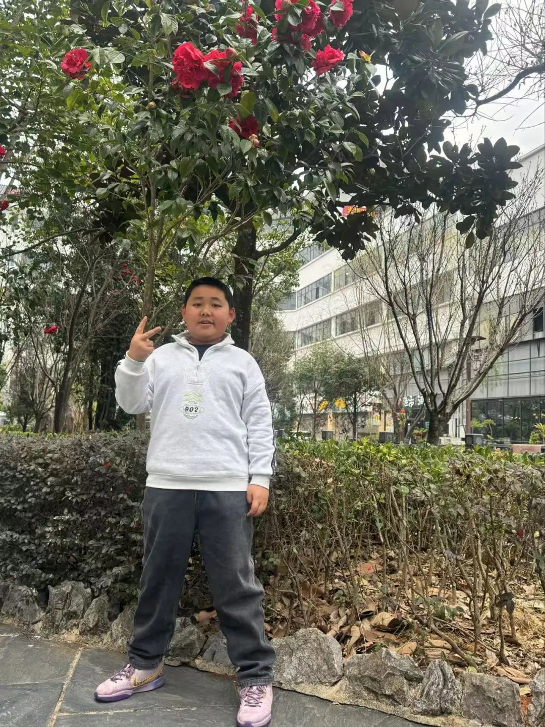 如何学会紧握篮球技术技巧_篮球紧握技巧学会技术视频教程_篮球怎么握住